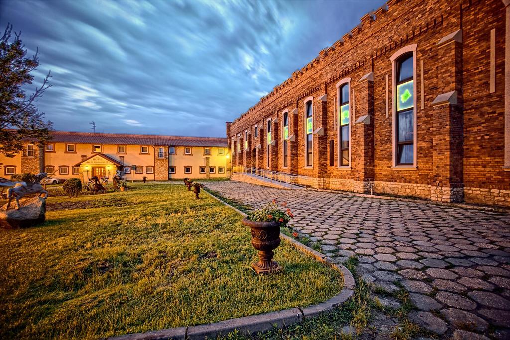 Hotel Na Podzamczu Tarnowskie Gory Exterior photo